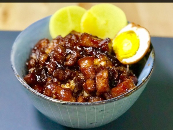 Cơm thịt heo kho (Lǔ Ròu Fàn) với thịt ba chỉ kho mềm, trứng và rau ăn kèm.