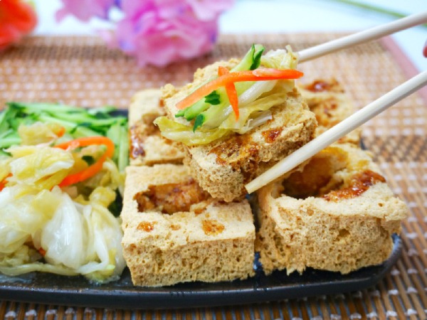 Đĩa đậu phụ thối (Chòu Dòufu) chiên giòn, ăn kèm dưa góp và sốt đặc trưng.