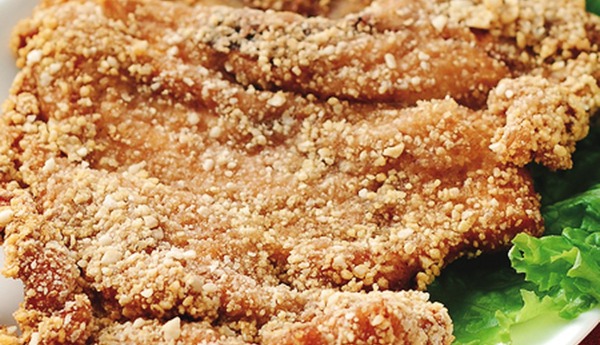 Miếng gà chiên (Jī Pái) to, vàng giòn rụm, được tẩm ướp gia vị đậm đà.