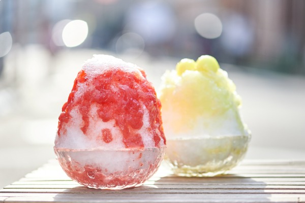 Bát đá bào (Páo Bīng) mát lạnh với nhiều loại trái cây tươi và siro ngọt ngào.