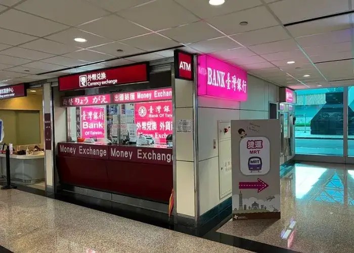 Du khách có thể dễ dàng đổi tiền Đài Loan tại các quầy dịch vụ ở sân bay Đào Viên.
