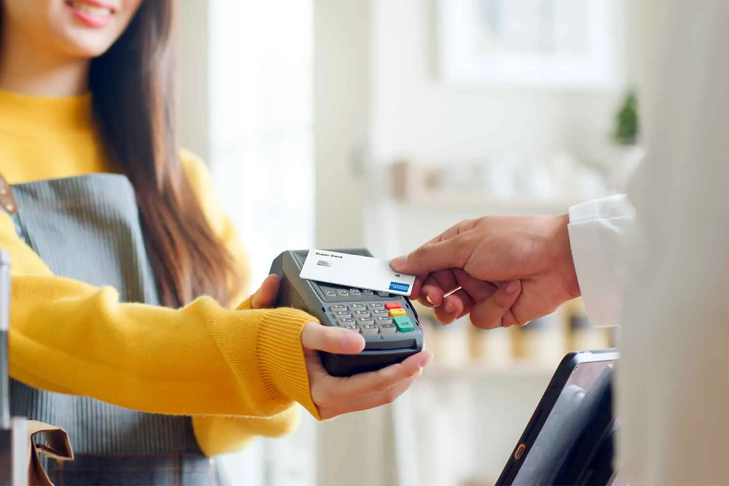 Thẻ tín dụng và điện thoại di động cho thanh toán điện tử