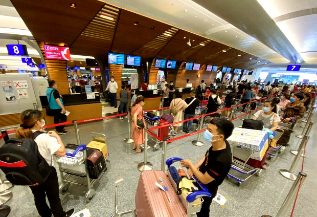 Hình ảnh hành khách đang làm thủ tục tại khu vực hải quan sân bay, minh họa cho quy định mang tiền khi nhập cảnh và xuất cảnh Đài Loan.