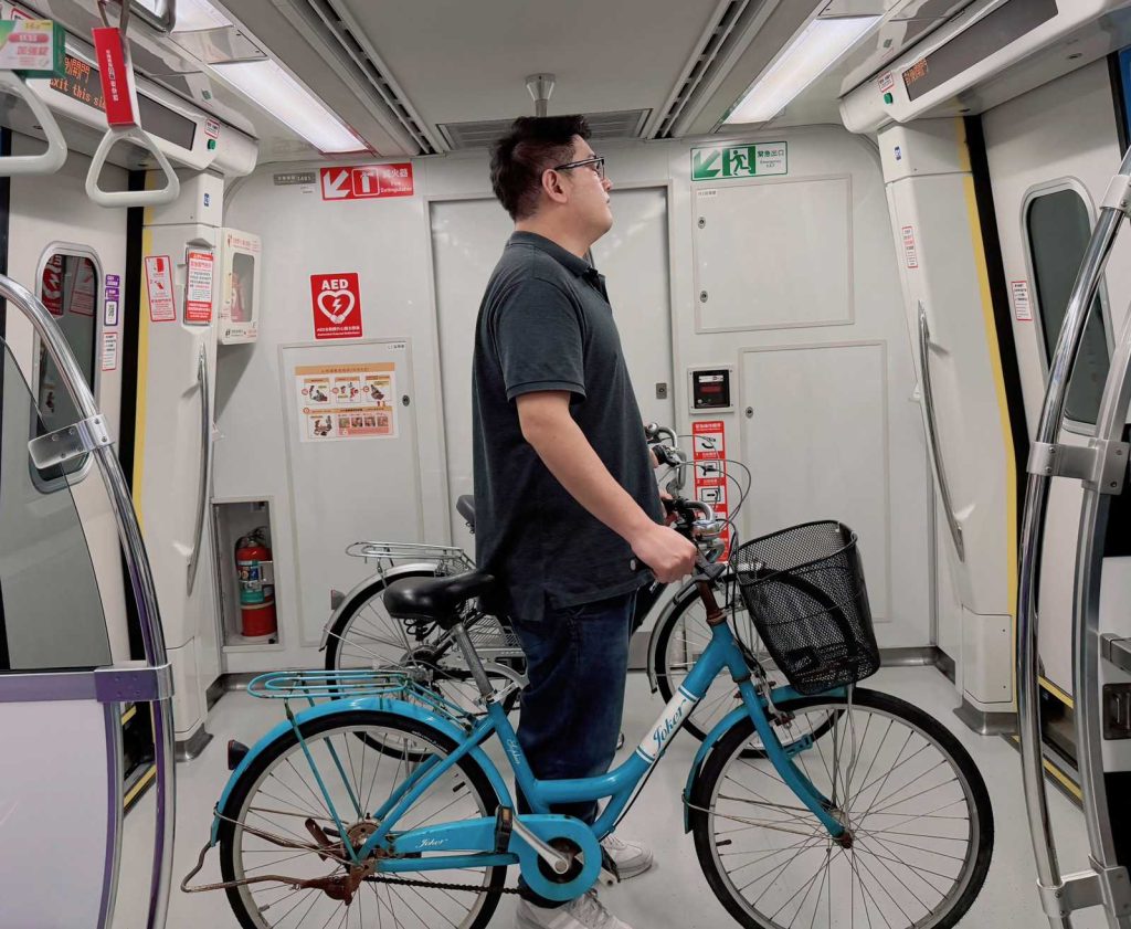 Biển báo quy định mang xe đạp lên tàu Airport MRT