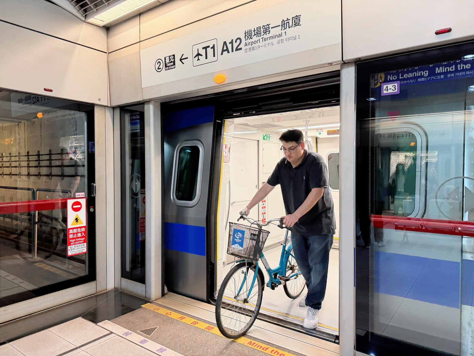 Hình ảnh minh họa hành khách mang xe đạp lên tàu điện Airport MRT, thể hiện quy định mới được mở rộng.