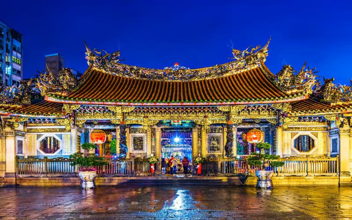 Hình ảnh Taipei 101 rực sáng về đêm, cao vút giữa trung tâm thành phố Đài Bắc, Đài Loan.