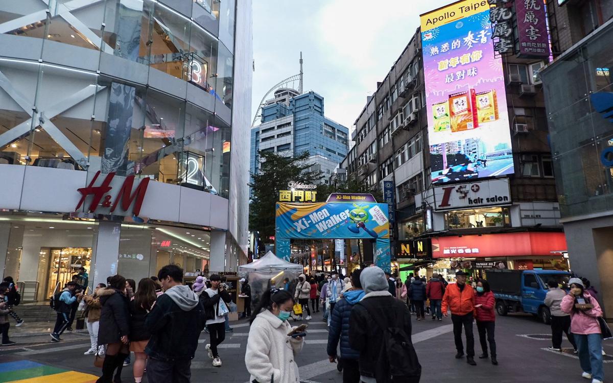 Phố đi bộ Ximending náo nhiệt ở Đài Bắc với các cửa hàng, biển hiệu neon và dòng người qua lại.