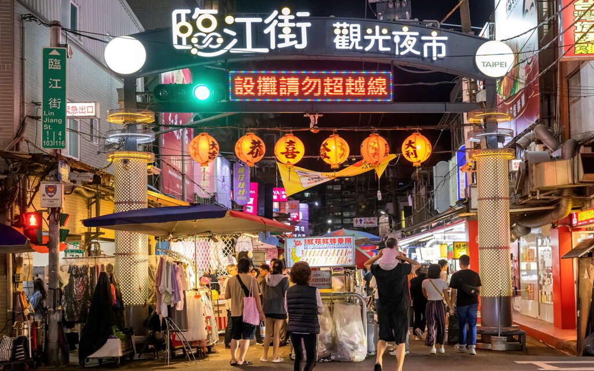 Khung cảnh chợ đêm Linjiang (Tonghua) sầm uất với nhiều gian hàng ẩm thực, du khách tấp nập tại Đài Bắc.